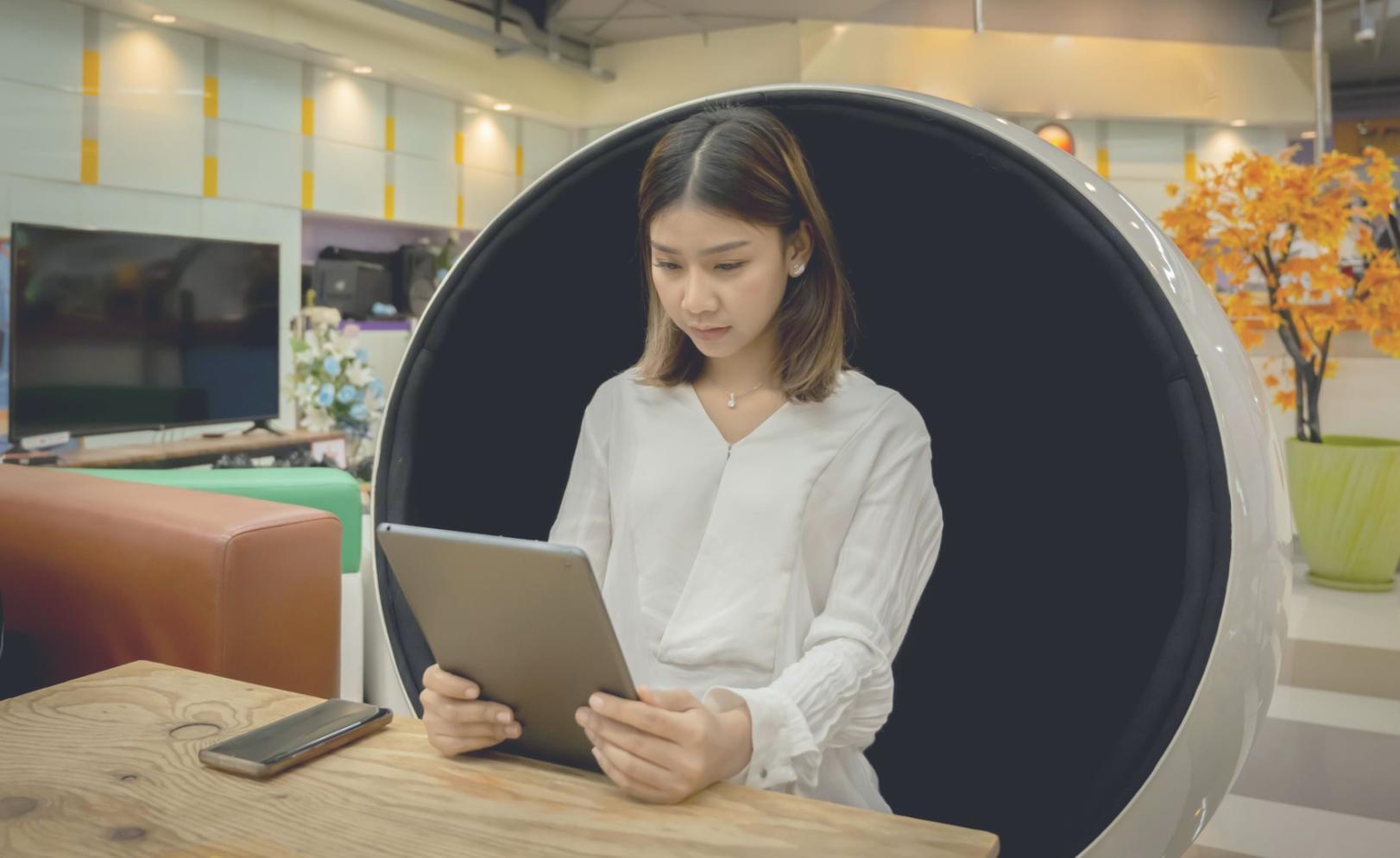 Analyse comparative de ratios financiers avec graphiques en secteurs et histogrammes