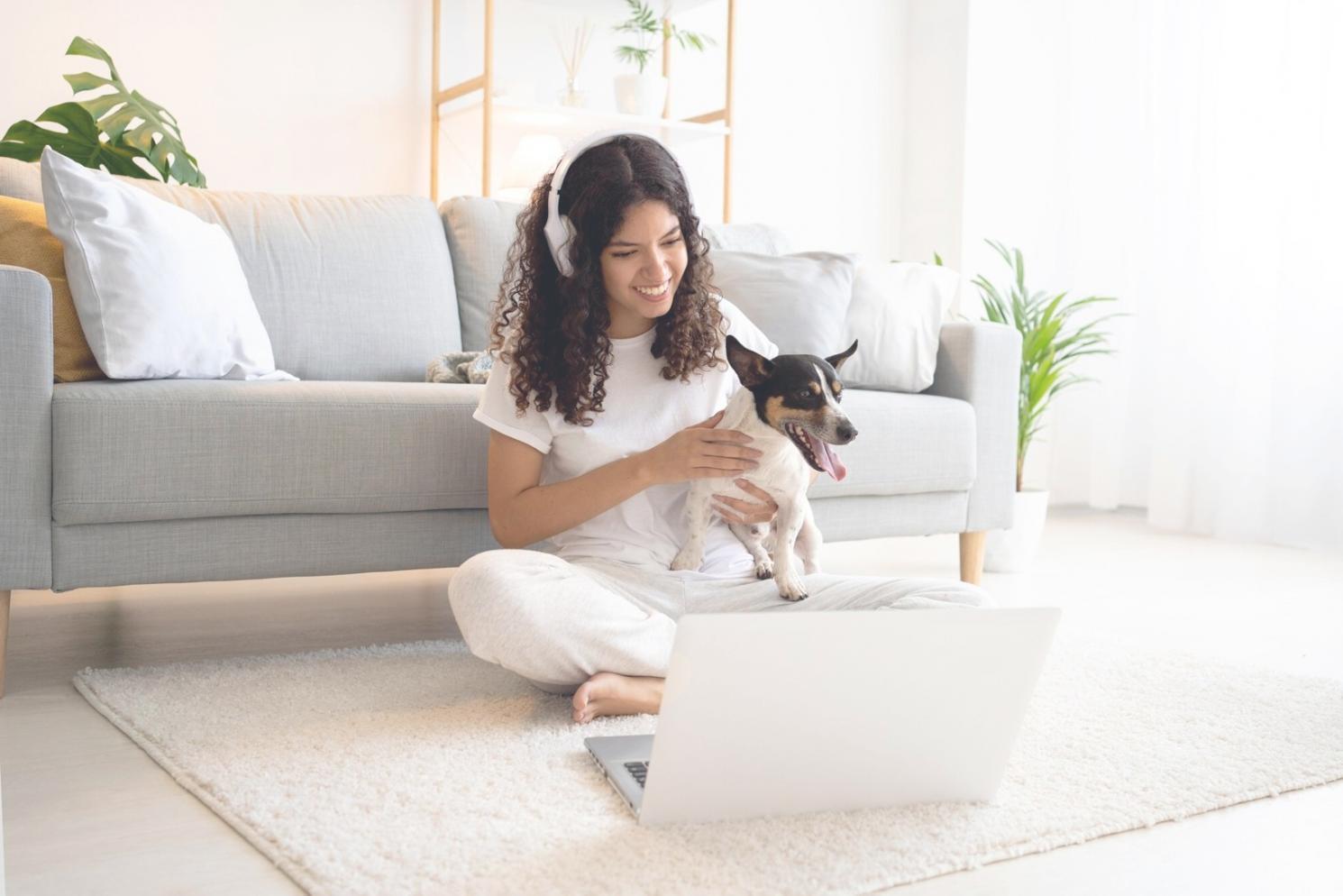 Salle de formation moderne avec équipements financiers professionnels