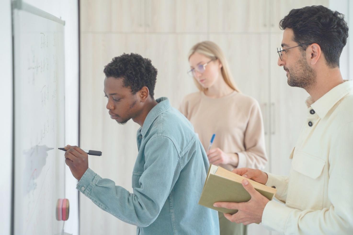 Étudiants travaillant en groupe sur une analyse financière