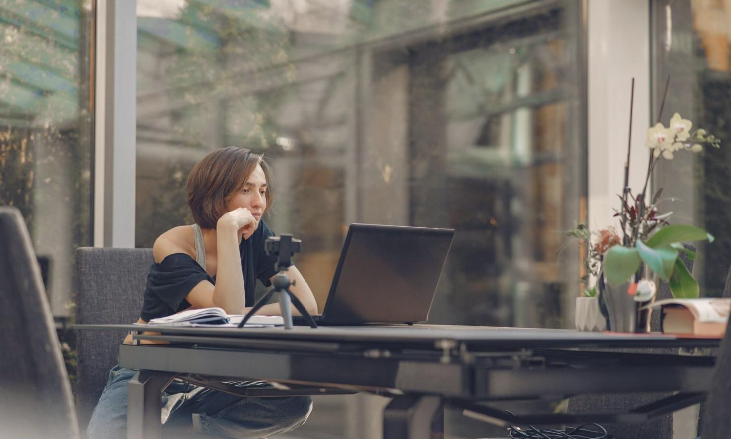 Graphiques d'analyse financière et tableaux de données sur écran d'ordinateur